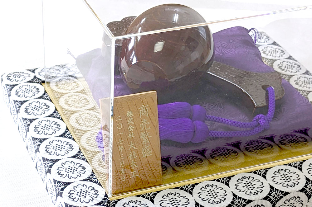 欅の木目そのままに八雲塗を施した出雲大社ゆかりの縁起物八雲塗製福こ